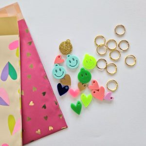 Acrylaat pakket 12 - mix KLEIN - 15 stuks incl. gouden ringetjes